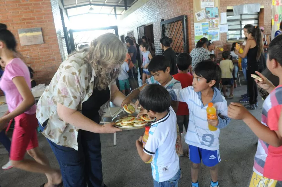 COMPARTIR. Ayer en la Costanera hubo taller de gastronomía y algunas mamás cocinaron pizzetas para todos.  