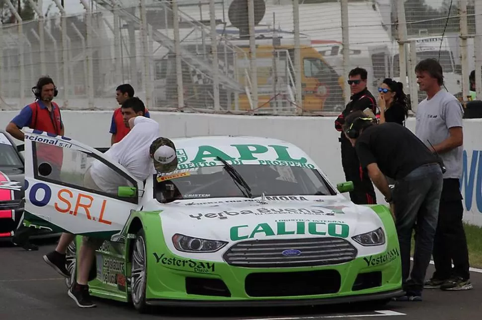MALA SUERTE. El auto de Olaz sufrió daños a raíz de una escaramuza múltiple. prensa Peter Olaz Oficial 