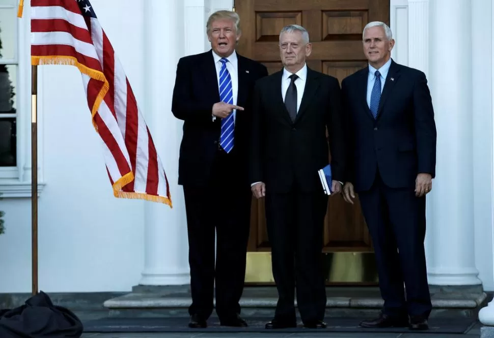 OTRO COLABORADOR. Trump, Mattis y el vice, Mike Pence, saludaron a la prensa antes de ingresar al Club de Golf Nacional Trump, en Bedminster. reuters