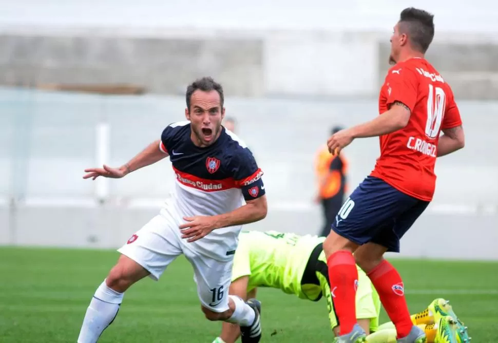 LAS DOS CARAS. Fernando Belluschi convirtió un gol y Campaña le atajó un penal dyn