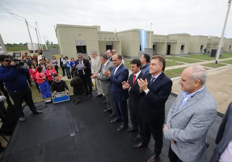 EN CONCEPCIÓN. En octubre, Manzur y Amaya compartieron un acto en el sur para entregar obras de viviendas que se habían paralizado en 2015. la gaceta / foto de osvaldo ripoll 