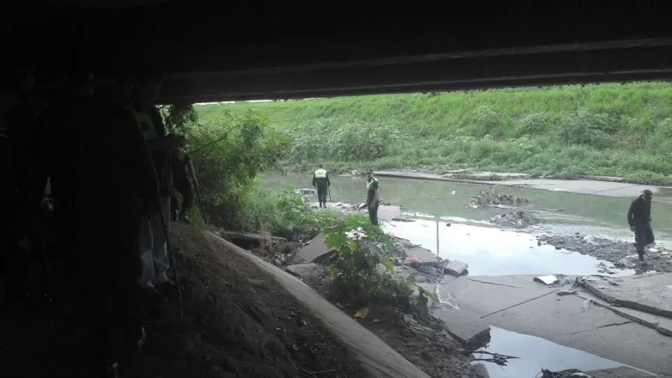 SIN RESULTADOS. Cientos de efectivos policiales están revisando las orillas del Río Salí desde el sábado a la mañana.  