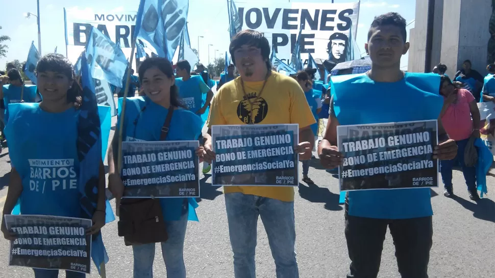 EN EL LUCAS CÓRDOBA. La concentración central de la protesta estuvo nucleada en el acceso este a la capital tucumana. FOTO TOMADA DE TWITTER.COM/BARRIOSDEPIETUC