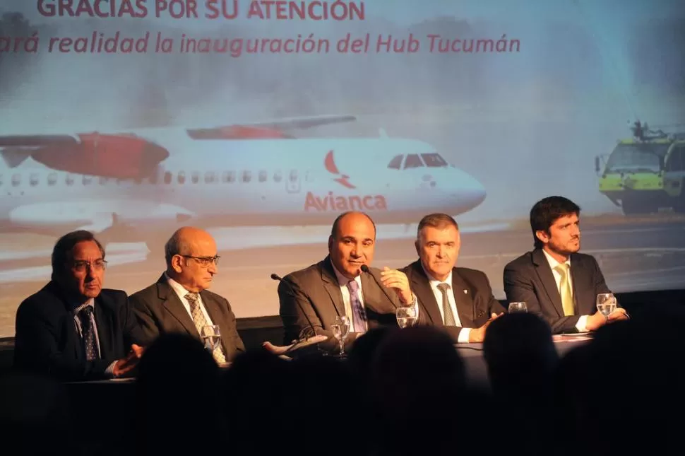 EN LA SOCIEDAD RURAL. Manzur (centro) habla luego de firmar el acuerdo, acompañado por Irigoin, Efromovich, Jaldo y Giobellina (de izquierda a derecha). LA GACETA / FOTO DE hector peralta