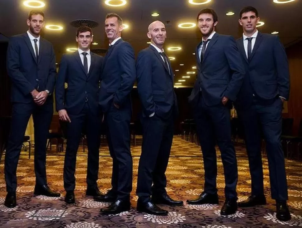 FRENTE A FRENTE. Integrantes del equipo argentino y del equipo croata, de gala antes de la serie que definirá al campeón. @copadavis / twitter