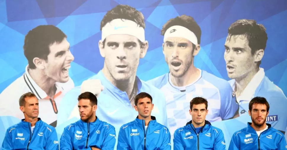 AQUÍ ESTÁN ESTOS SON. El plantel nacional durante la  conferencia de prensa, con Daniel Orsanic (capitán), Juan Martín Del Potro, Federico Delbonis, Guido Pella y Leonardo Mayer.  Reuters
