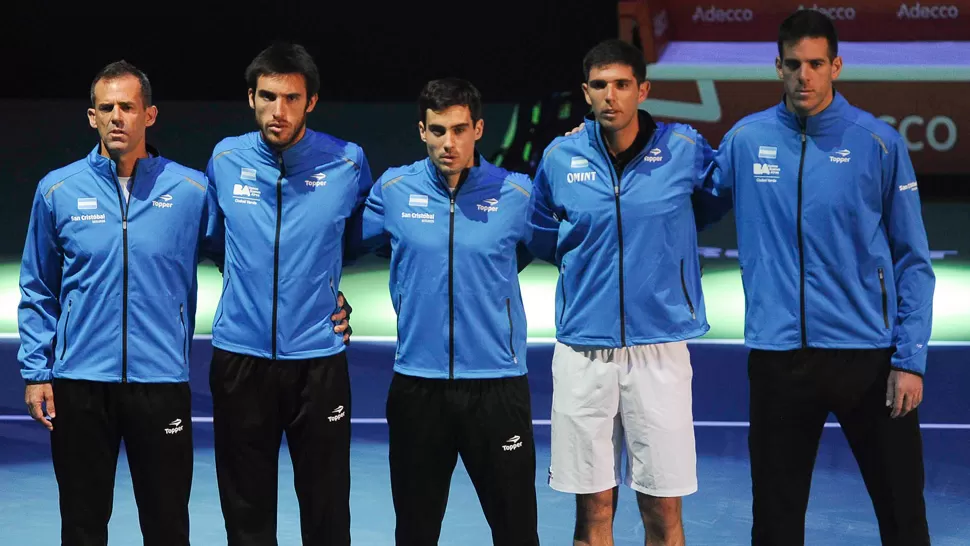 HAY EQUIPO. Todos juntos y abrazados antes del inicio de la serie final. TELAM