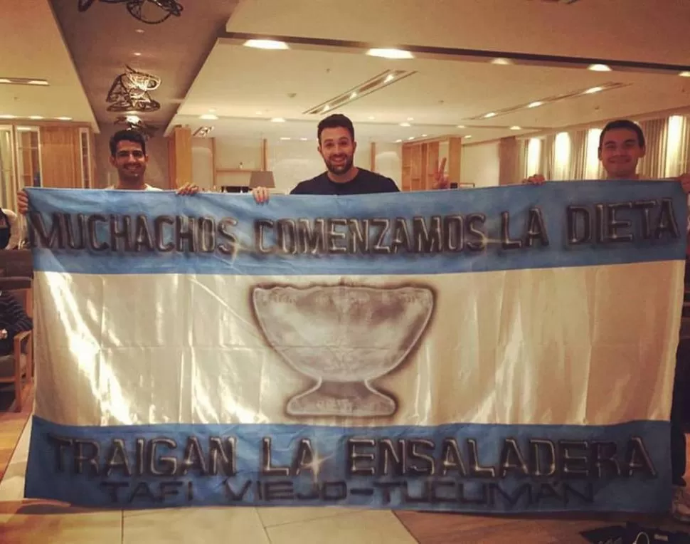 ELLOS Y LA BANDERA. Pons, Ortega y González son fanáticos del tenis. FOTO DE MARTIN KONS 