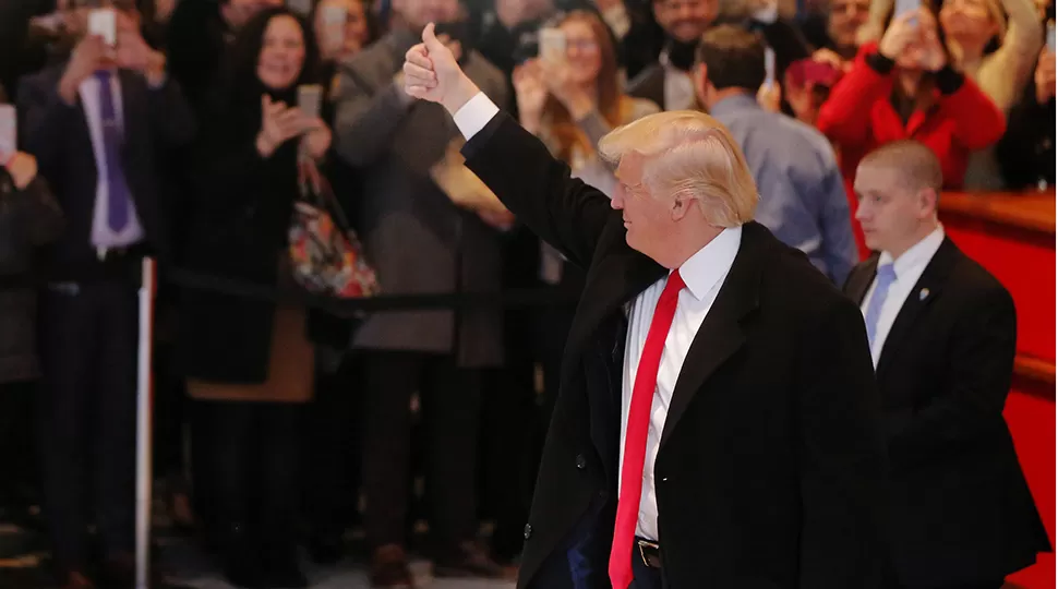 ADVERTENCIA. Trump publicó un tuit en momentos en que los cubanos comienzan a despedir a Castro. ARCHIVO. 