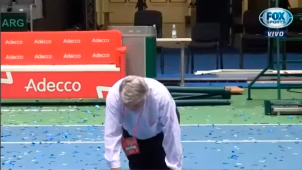 Video: Salatino cruzó de rodillas la cancha por el triunfo en la Davis