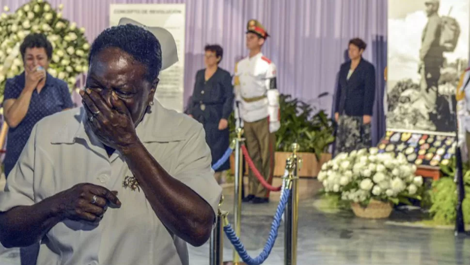 EL ÚLTIMO ADIÓS. Miles de personas hacen fila en la Plaza de la Revolución para despedir a Fidel Castro. TÉLAM. 