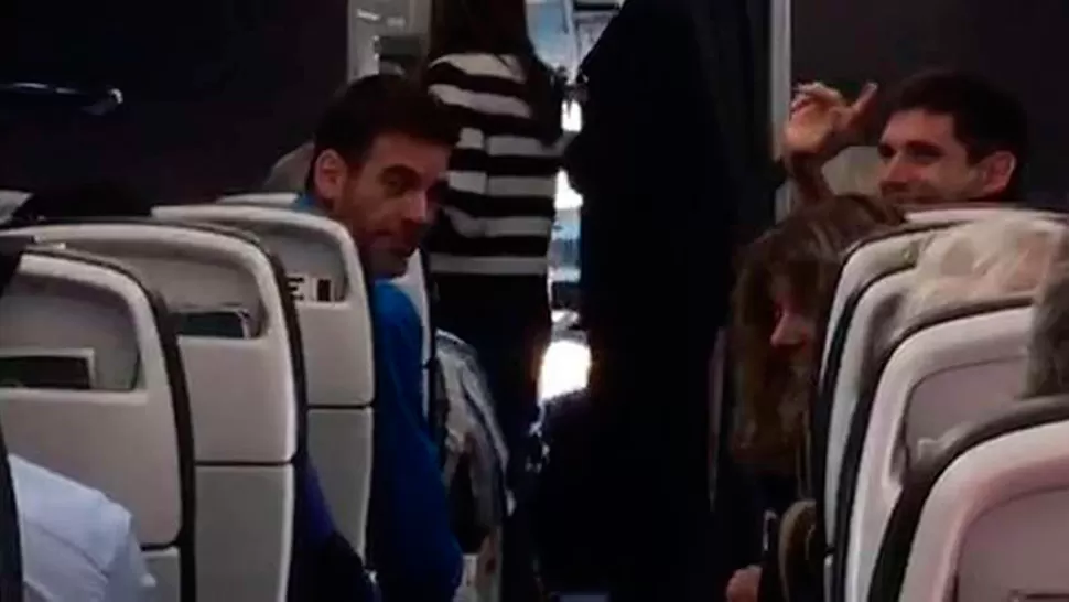 DEL POTRO Y DELBONIS EN LOS ASIENTOS DE ADELANTE (FOTO DE OLÉ.COM.AR)