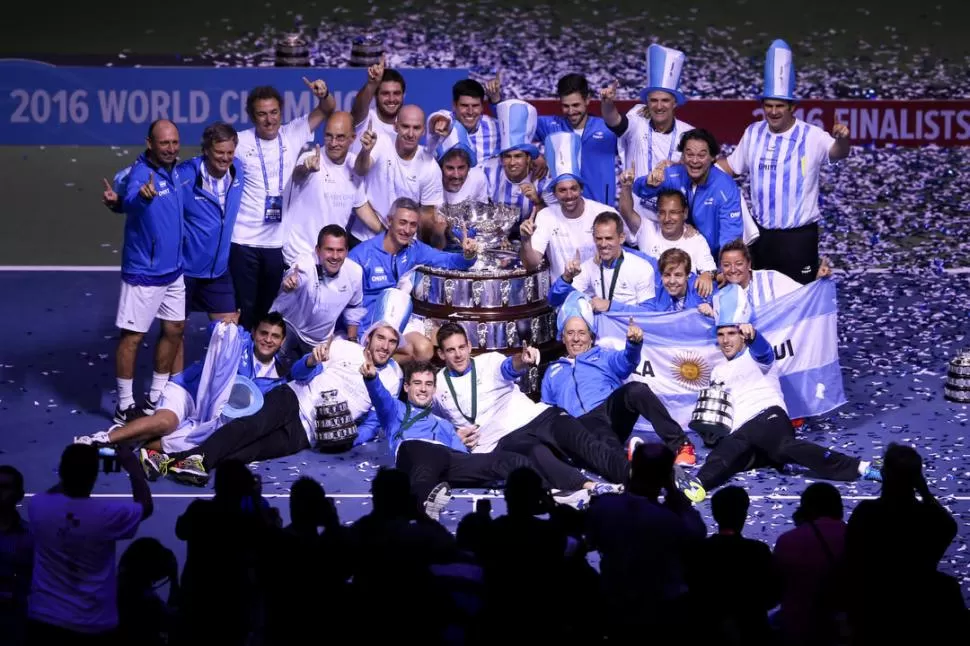 AHORA ES NUESTRA. El equipo argentino posa para la foto junto a la siempre esquiva Copa Davis, miembros del cuerpo técnico y algunos hinchas. Fueron unos 3.000 los fanáticos que alentaron en Zagreb. fotos de reuters - dyn y telam