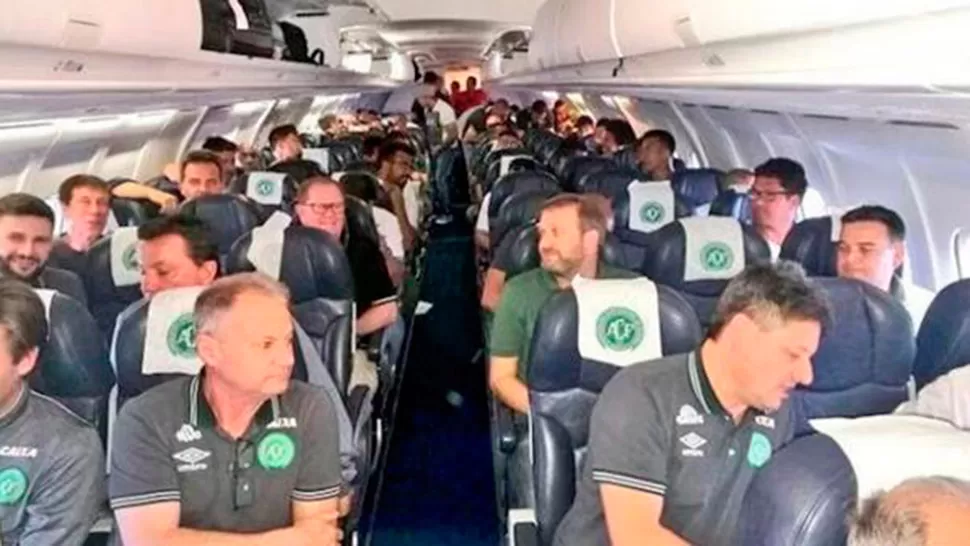 Las últimas imágenes del plantel de Chapecoense con el avión