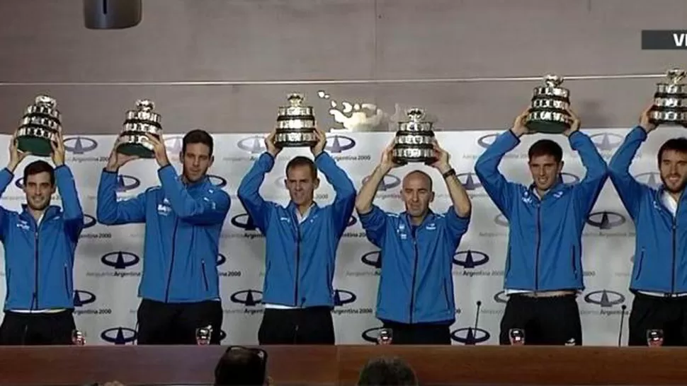 GANADORES DE LA DAVIS. El equipo argentino arribó, esta mañana, al país. FOTO TOMADA DE LAVOZ.COM.AR