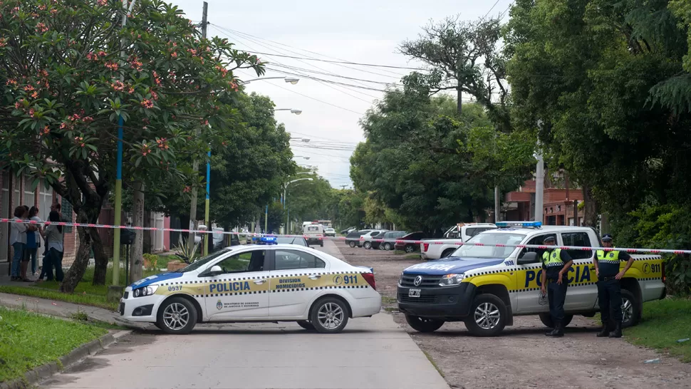 DOLOR. Los familiares y vecinos no salían del estupor causado por la noticia de la muerte del joven. LA GACETA / FOTO DE DIEGO ARÁOZ