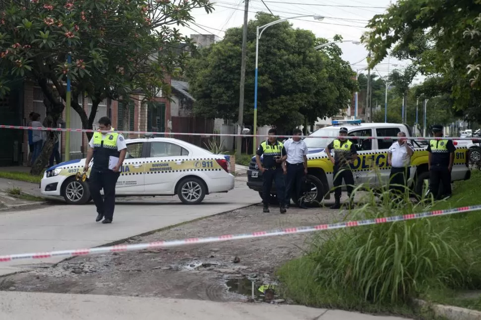 BUSCANDO PRUEBAS. Personal de la División Homicidios y peritos de la Policía Científica recorren el lugar donde fue asesinado el joven. la gaceta / foto de diego aráoz