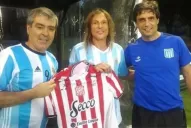 Caniggia jugó al fútbol con Macri y posó con la camiseta de San Martín