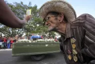 Los cubanos despiden a Fidel y esperan que el país no cambie