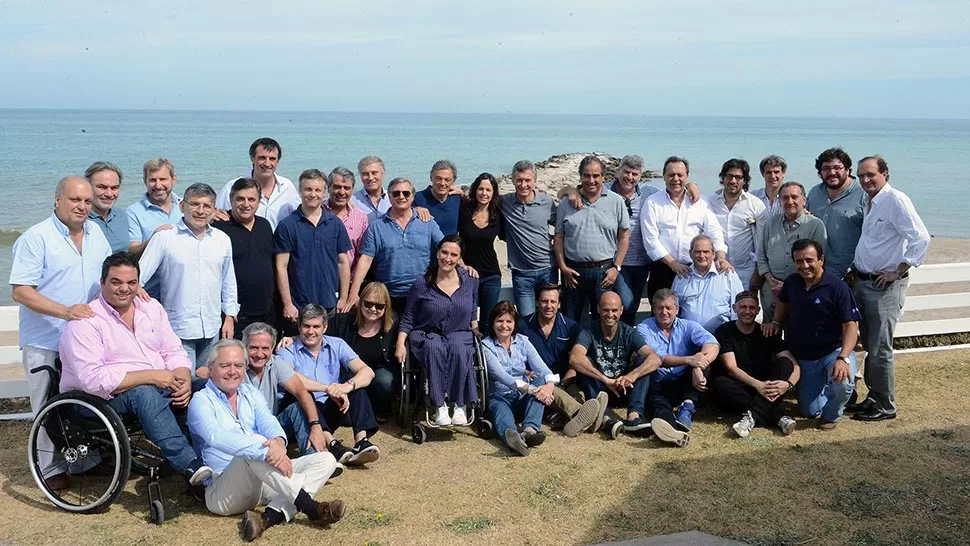 RELAJADOS. Macri, junto a sus más altos funcionarios, posaron en Chapadmalal. FOTO TOMADA DE INFOBAE.COM