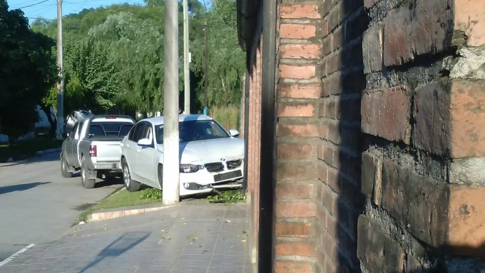 UN SUSTO. El ruido despertó a los vecinos, que se sorprendieron al ver el estado en que quedó el auto. FOTO ENVIADA POR UN LECTOR