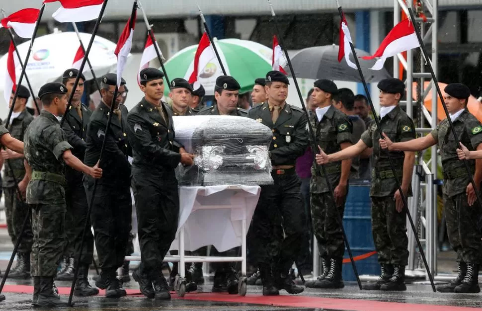 TODOS LOS HONORES. Los ataúdes fueron custodiados por los soldados. Reuters