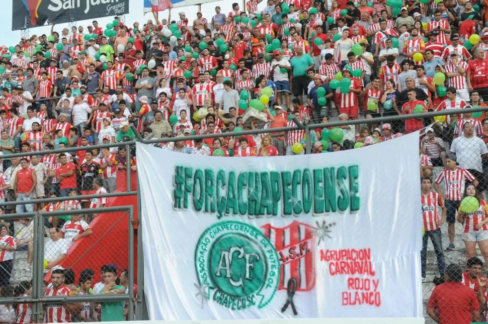 GESTOS. En las tribunas se vieron varias banderas en homenaje a Chapecoense, y los hinchas saludaron con globos verdes. la gaceta / foto de héctor peralta