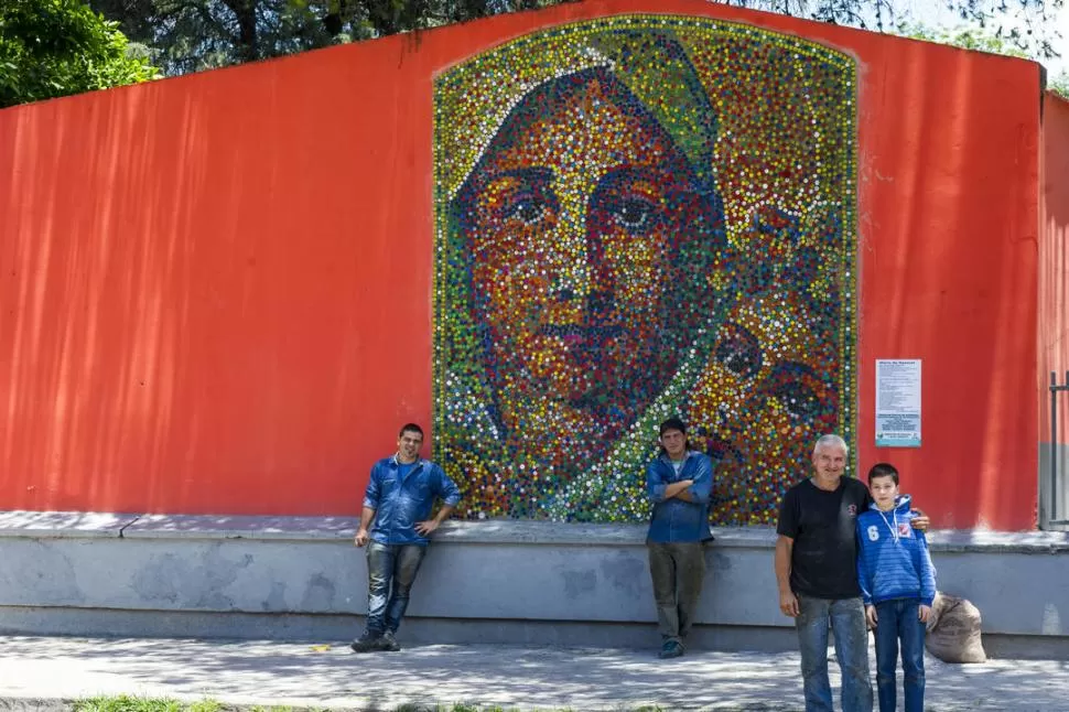 EL GRAN MURAL. Atilio José Roberto, de remera negra, junto con su hijo, Francisco, y sus dos ayudantes. LA GACETA / FOTOS DE JORGE OLMOS SGROSSO.-