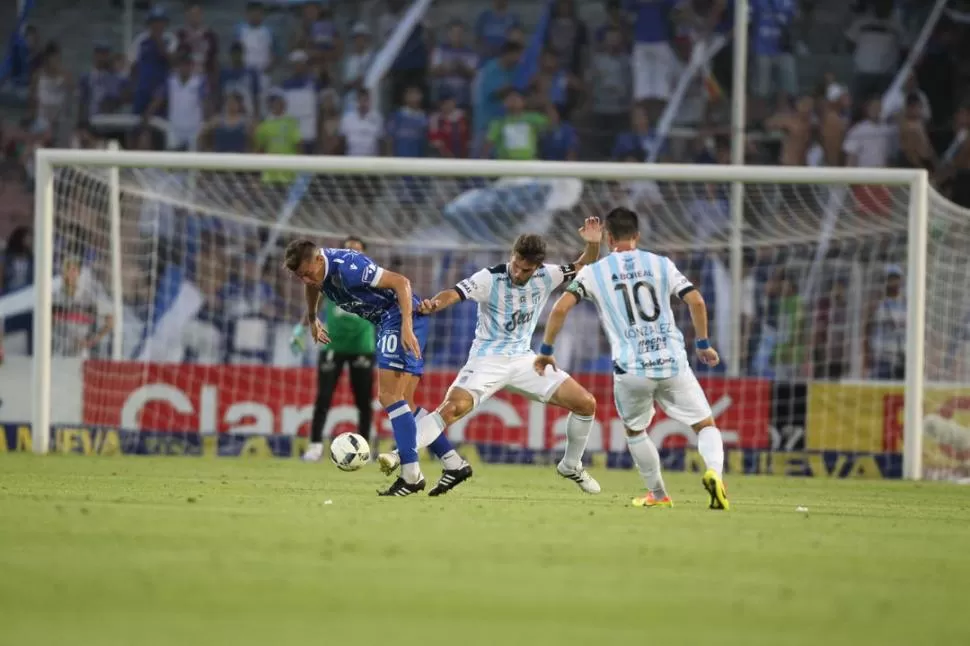 APREMIANTE. Así es la marca a la que Ignacio Canuto somete a Gastón Giménez. Los “Decanos” mostraron una renovada actitud para presionar en todos los sectores. foto de marcelo ruiz (especial para la gaceta) 