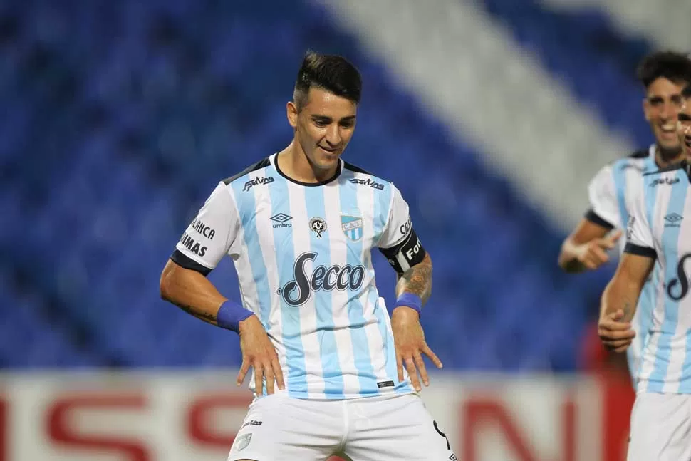 BAILA DE ALEGRÍA. Zampedri festeja su segundo gol ante Godoy Cruz con mucho movimiento de cuerpo. El delantero hizo un doblete y es uno de los goleadores de Atlético en la temporada.  foto de marcelo ruiz (especial para la gaceta)