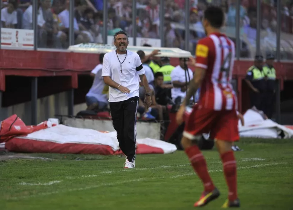 CONTRARIADO. Cagna no podía entender cómo San Martín volvió a regalar dos puntos en la última jugada del partido. la gaceta / foto de inés quinteros orio