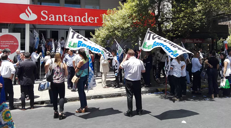 DEMANDA GREMIAL. La Bancaria protestó en diferentes bancos de la city tucumana. FOTO LUIS DUARTE. 