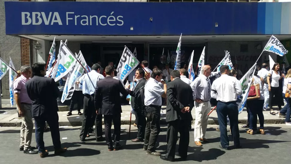 DE NUEVO A LAS CALLES. La semana pasada, la Bancaria se manifestó en bancos de capitales extranjeros. LA GACETA / INÉS QUINTEROS ORIO