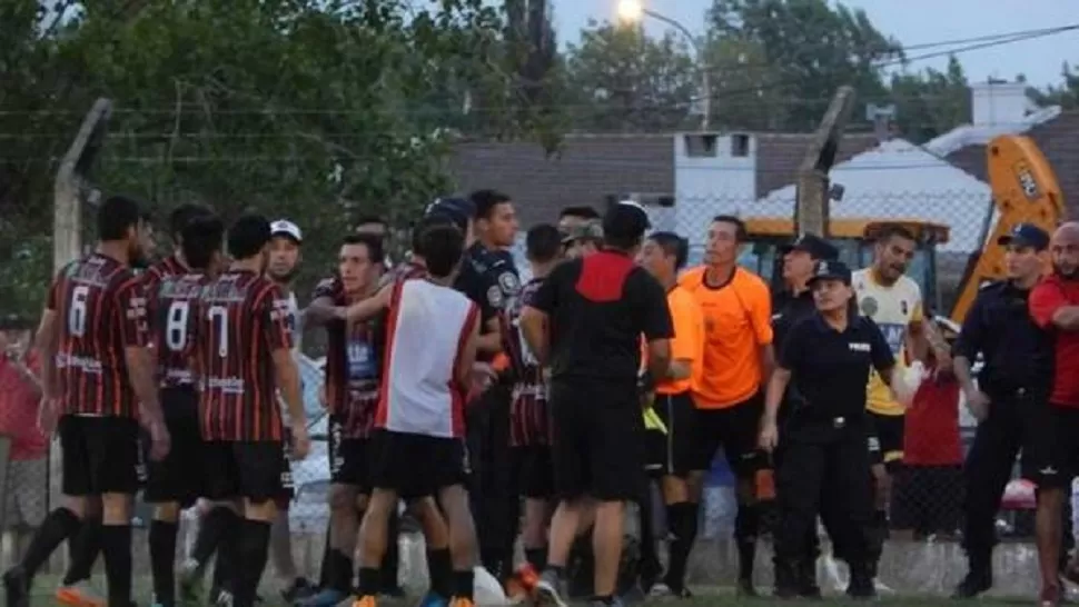 VIOLENCIA. El árbitro fue golpeado por los hinchas locales. FOTO TOMADA DE AYACUCHOALDIA.COM.- 