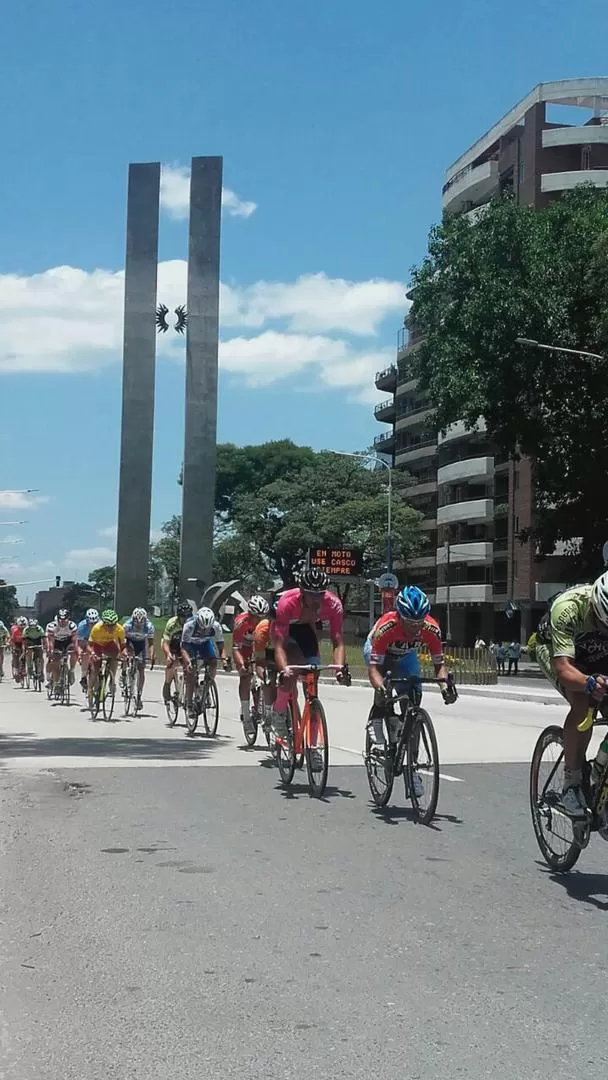 VELOCIDAD. Los ciclistas pasaron varias veces por el Monumento del Bicentenario. FOTOS GENTILEZA SUBSECRETARIA DE CULTURA Y DEPORTES DE LA MUNICIPALIDAD 