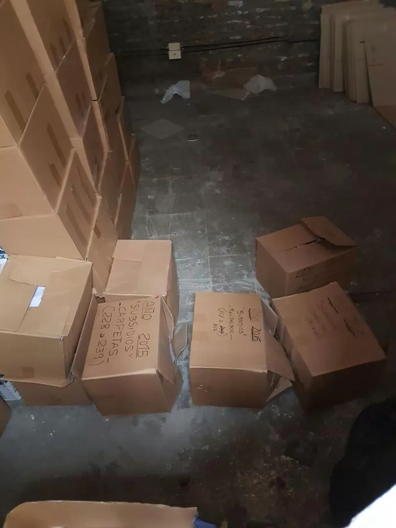 EN UN DEPÓSITO. El testigo Mitre aportó fotos de las cajas en su local.  