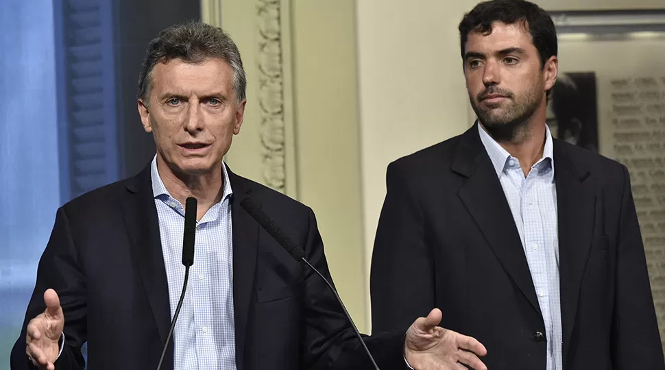 EN UNA CONFERENCIA. El presidente Mauricio Macri y el titular de la Anses, Emilio Basavilbaso. ARCHIVO. 