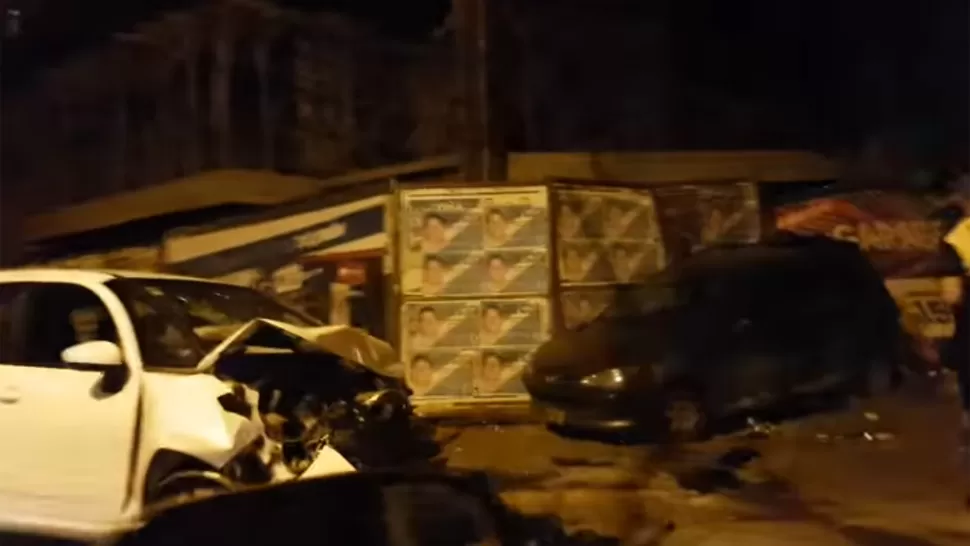 Dos autos chocaron en barrio Sur y hay cinco heridos