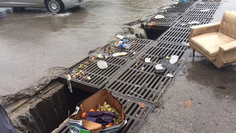 UN PELIGRO. Los huecos son tan grandes que podrían tragarse las ruedas de un auto. FOTO ENVIADA POR UN LECTOR