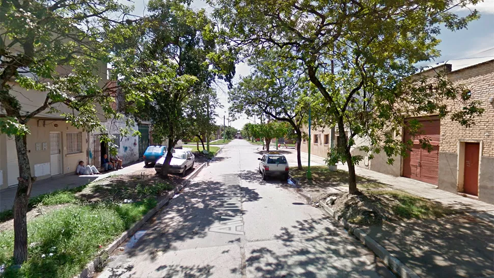 Iban en moto, fueron sorprendidos por delincuentes y quedaron a pie