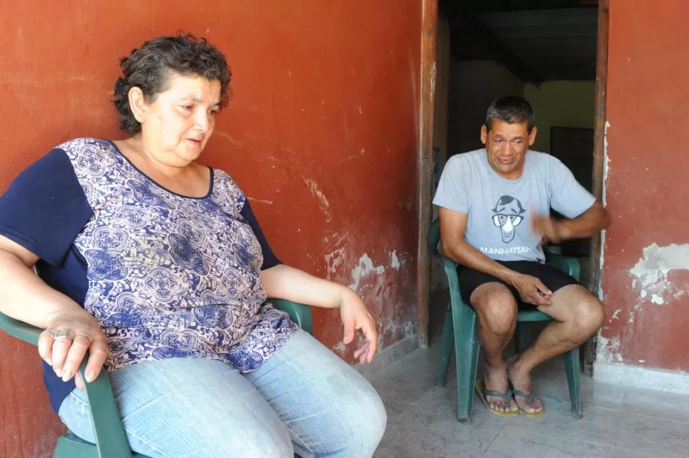 DESESPERADOS. Los padres de Milagros, en su casa. “Sin mi hija y mi nieto siento que no puedo vivir”, dijo él. la gaceta / foto de josé nuno