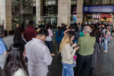 Bancos: largas colas y mucha espera en la previa del fin de semana largo