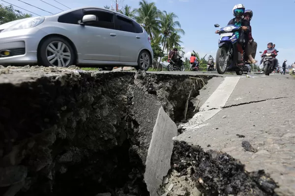 Fotos: un terremoto dejó al menos 93 muertos en Indonesia