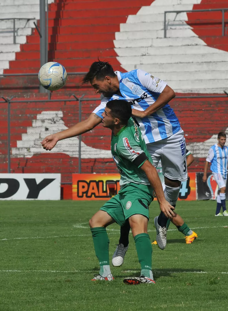 EN LAS ALTURAS. Giménez, de Gimnasia, despeja ante Salcedo. la gaceta / foto de osvaldo ripoll