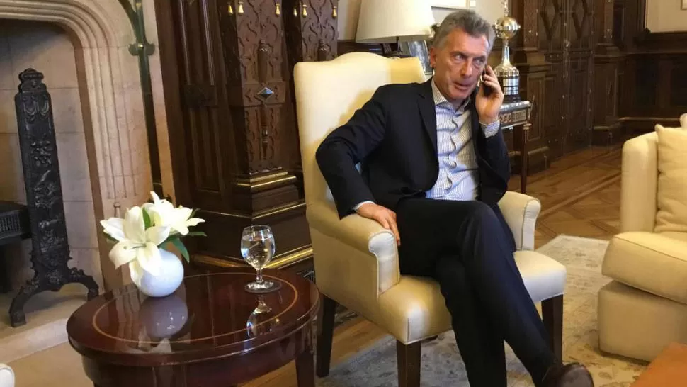 MAURICIO MACRI. El presidente habla por teléfono en un momento de la entrevista. LA GACETA / FEDERICO VAN MAMEREN