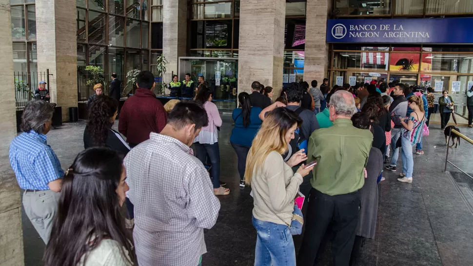 COLAS EN LOS BANCOS. La postal que muestra esta imagen se repite en varias entidades bancarias del centro. ARCHIVO