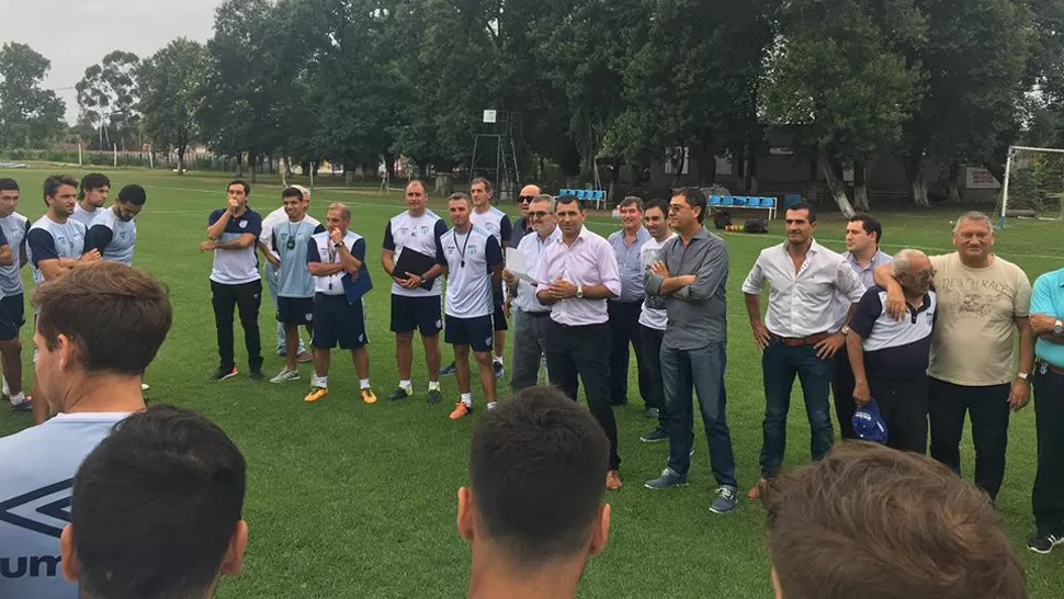 FRENTE A FRENTE. Mario Leito presentó a Lavallén y su equipo en el Complejo. (FOTO LA GACETA)