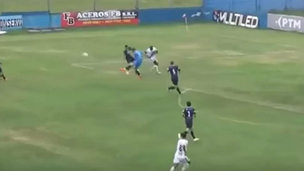 El arquero despejó la pelota y terminó marcando un gol de arco a arco