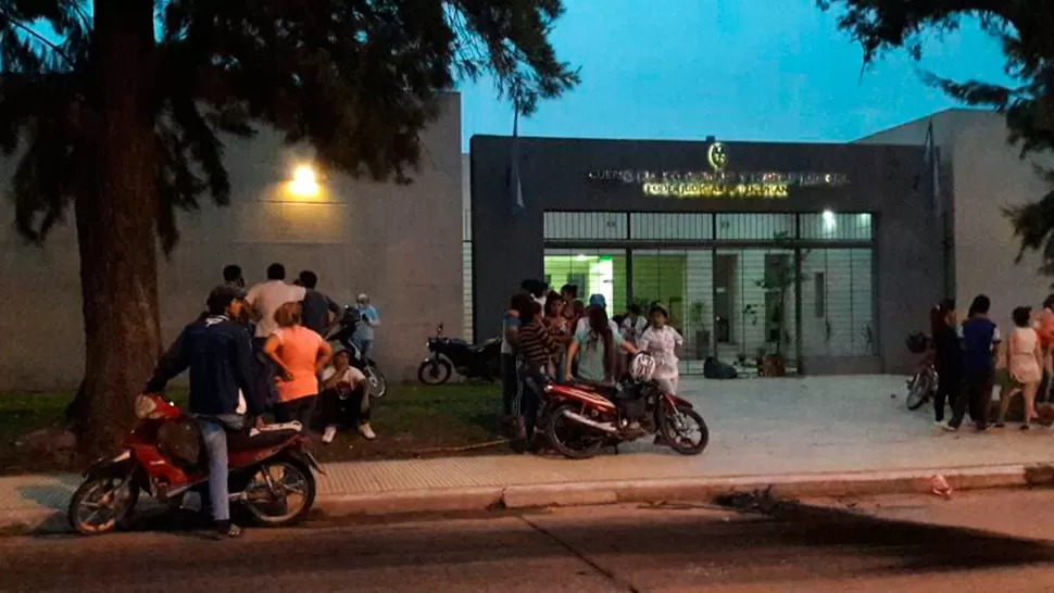 LA MORGUE. Familiares de Daiana reclaman que los dejen ver el cuerpo. LA GACETA/FOTO DE CAMILA CARCELLER