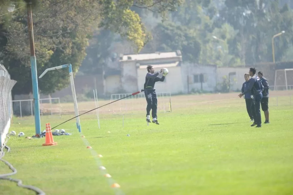 UNA ETERNIDAD. Lucchetti no fue titular en seis partidos, algo que jamás había sufrido en su carrera, según le comentó a LG Deportiva el arquero de Atlético. En Boca había sido suplente en tres encuentros. la gaceta / foto de franco vera